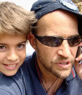 Selfi de TíoCharly con gorra junto a uno de sus hijos