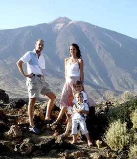 La familia de excursión con el Teide de fondo