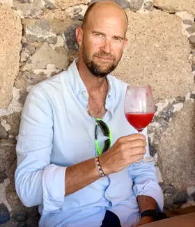 TíoCharly brindando con una copa de vino